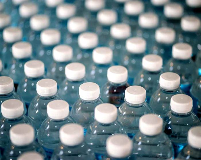 Una botella de agua de plástico reciclado y sin etiqueta para